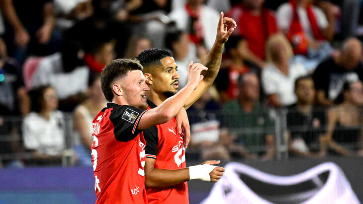 Игроки Ренна празднуют гол