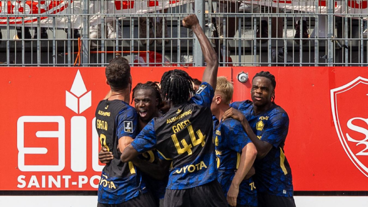 Игроки Лилля празднуют гол