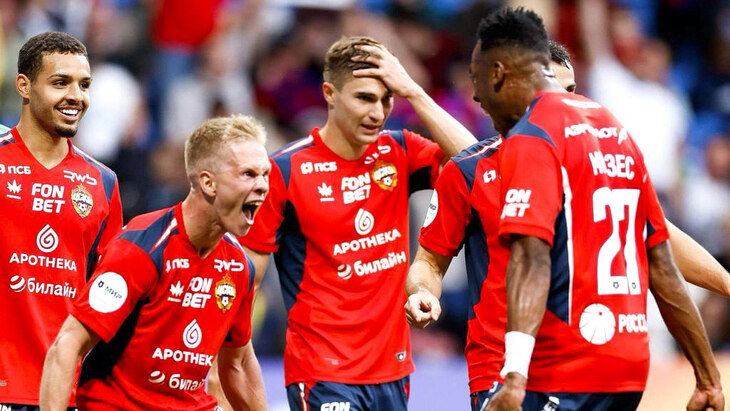 Игроки ЦСКА празднуют гол