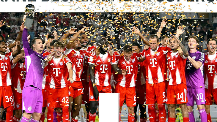 Игроки Баварии с трофеем