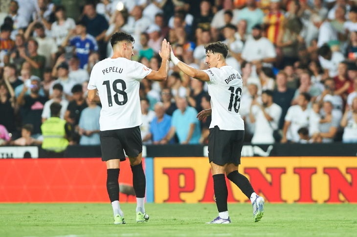 Игроки Валенсии празднуют гол