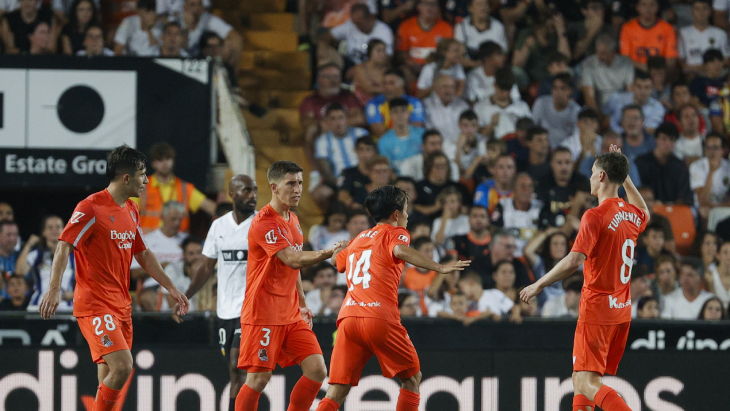 Таке Кубо празднует гол