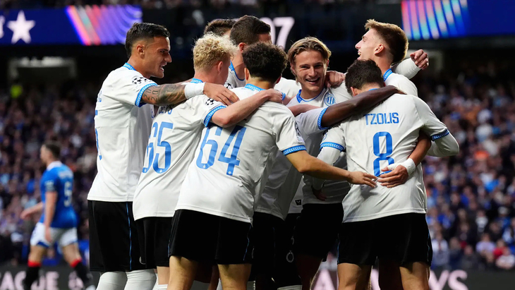 Игроки Брюгге празднуют гол