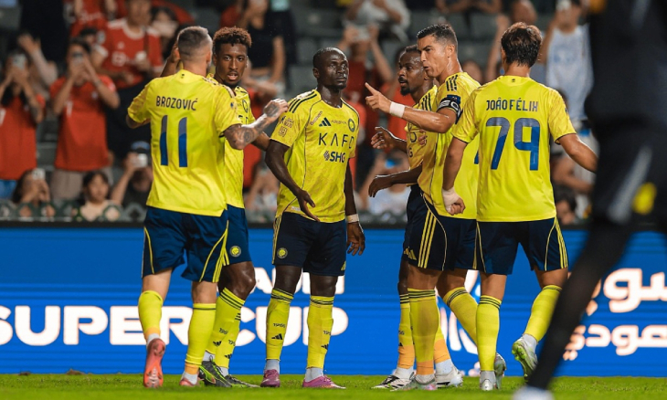 Брозович празднует гол с партнёрами