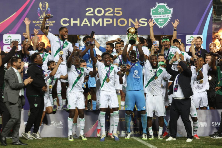 Игроки Аль-Ахли с Суперкубком