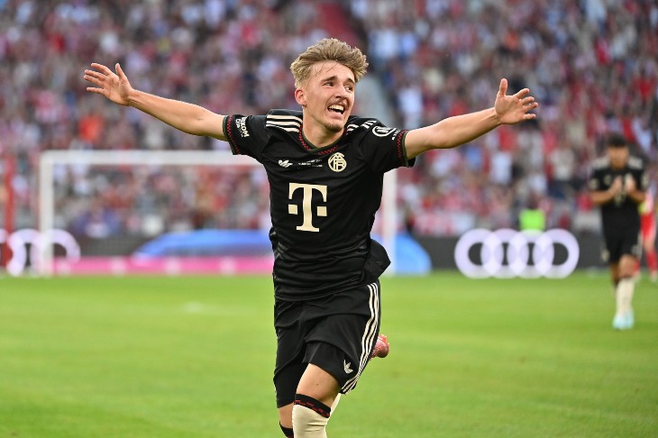 Леннарт Карль празднует гол в ворота «Тоттенхэма»