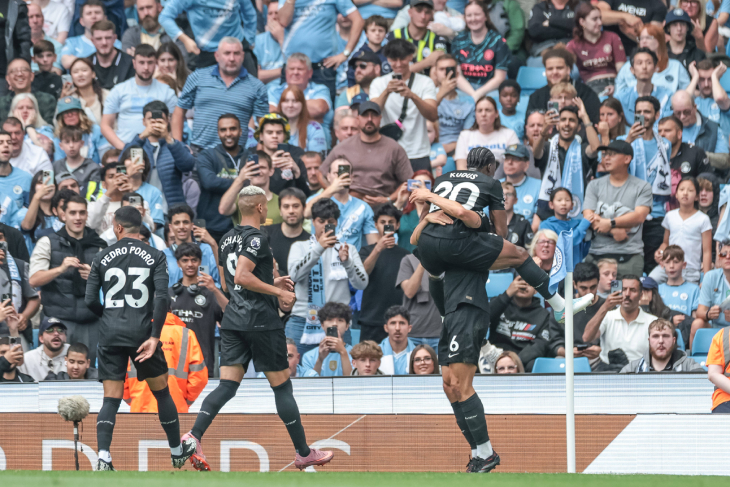 Игроки Тоттенхэма празднуют второй гол