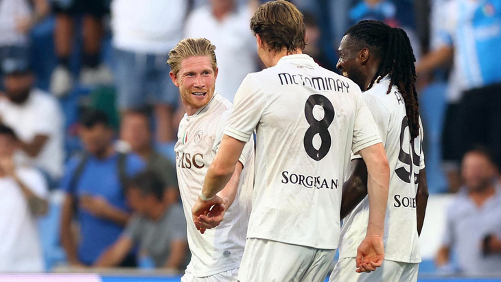 Де Брёйне, Мактоминей и Ангисса празднуют гол