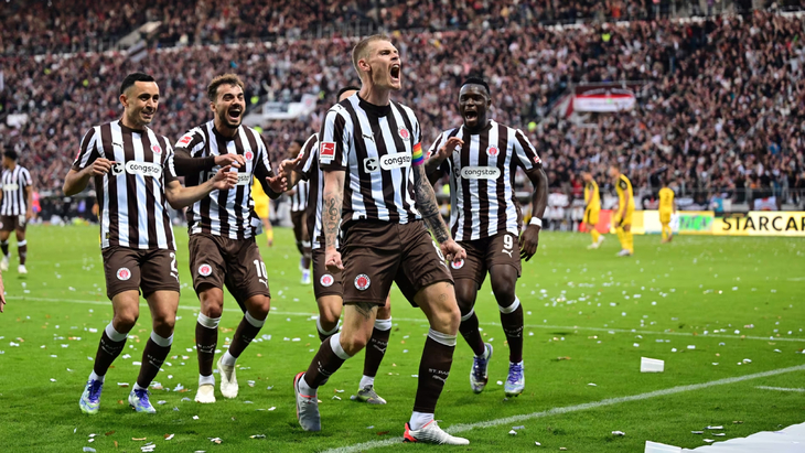 Эрик Смит празднует гол