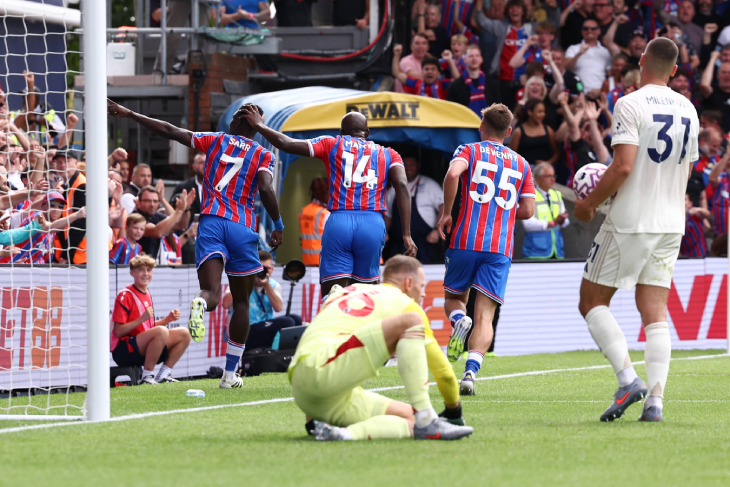 Исмаила Сарр празднует гол