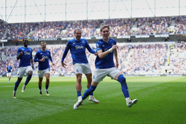 Джеймс Гарнер празднует гол