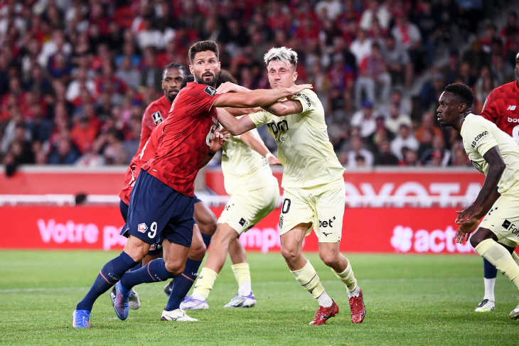 Жиру и Головин борются за мяч