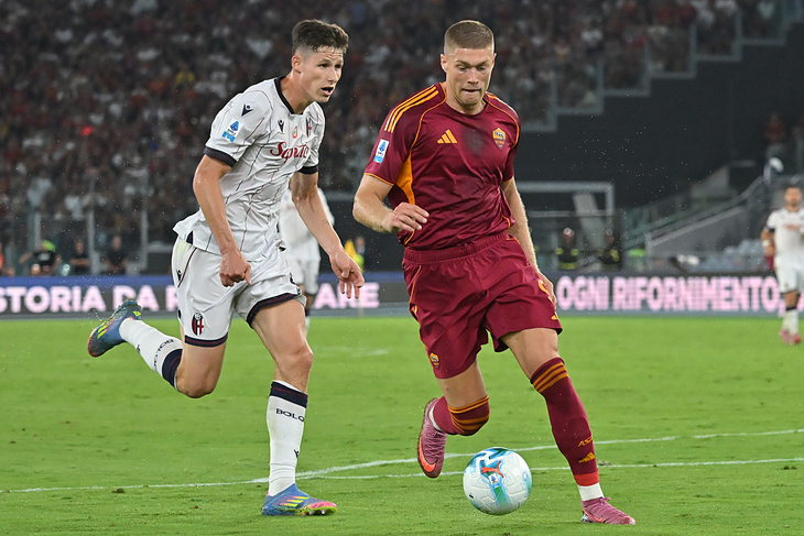 Артем Довбик (справа)