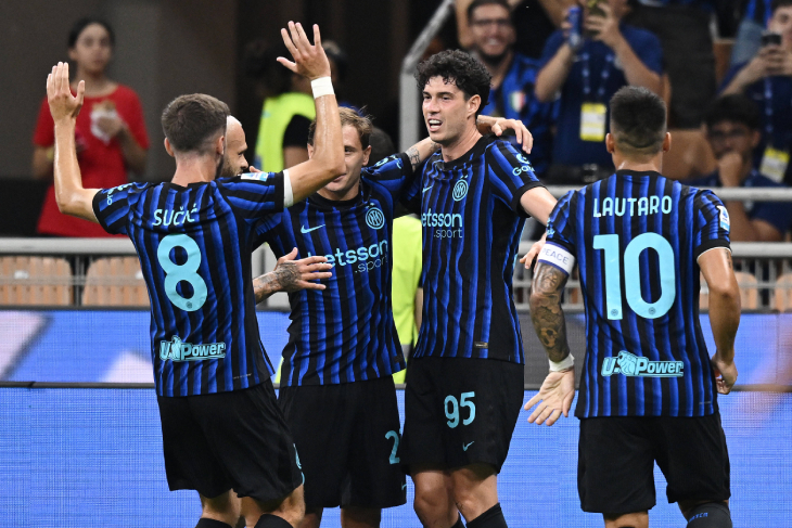 Алессандро Бастони празднует гол