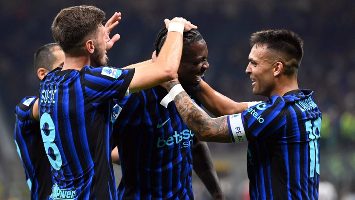 Игроки Интера празднуют гол