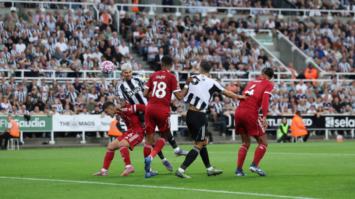 Бруно Гимарайнш забивает головой