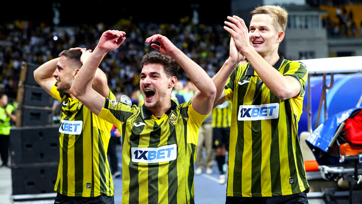 Игроки Кайрата празднуют победу