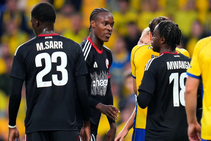 Эммануэль Эмегха празднует гол