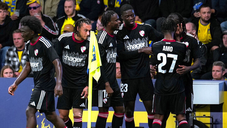 Игроки Страсбура празднуют гол