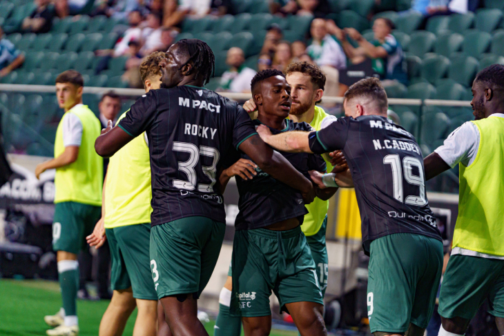 Игроки Хиберниана после третьего гола