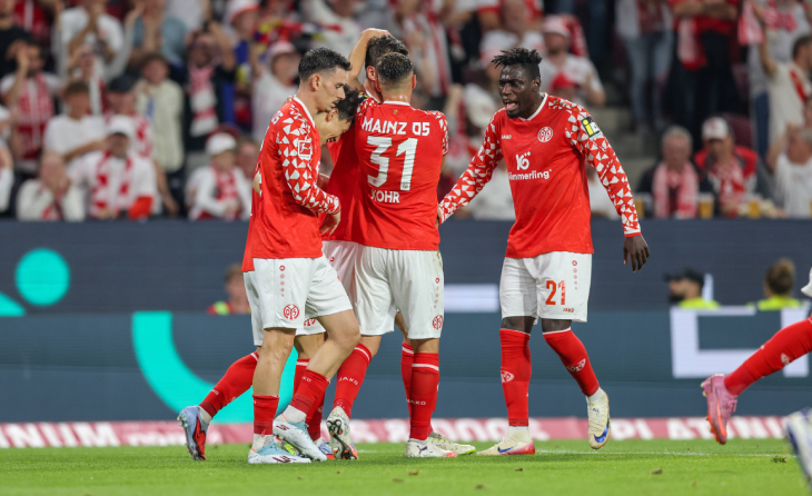 Игроки Майнца празднуют гол