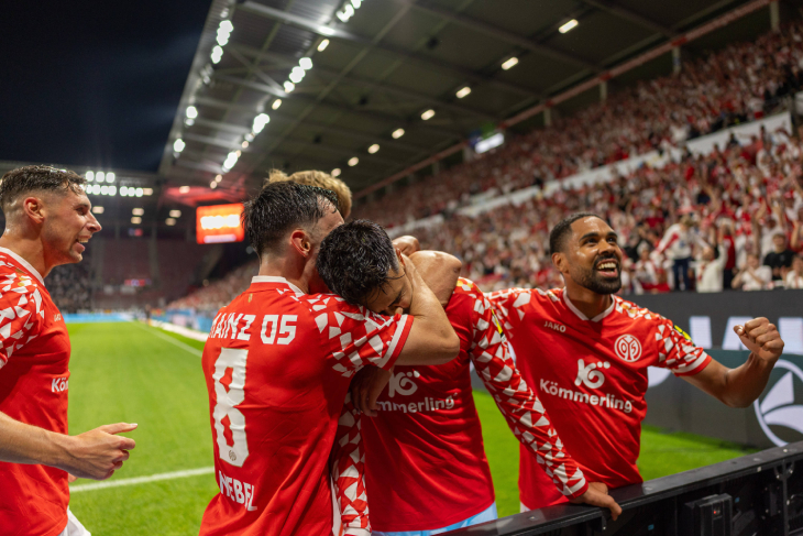 Игроки Майнца празднуют победу