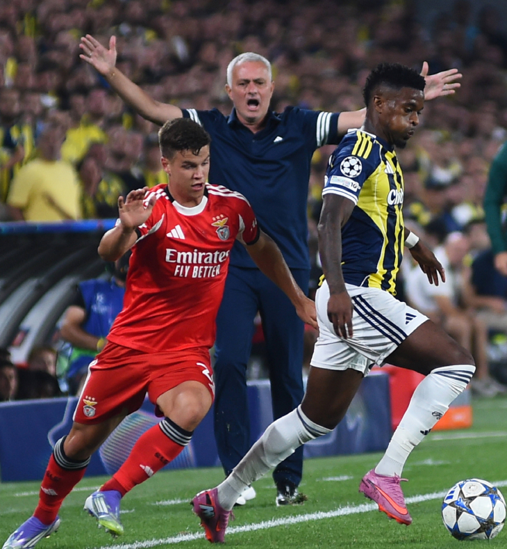 Жозе Моуринью во время матча с «Бенфикой»