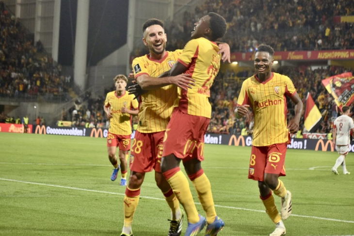 Адриен Томассон празднует гол