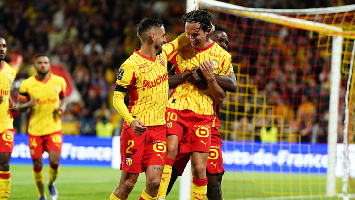 Флориан Товен празднует гол