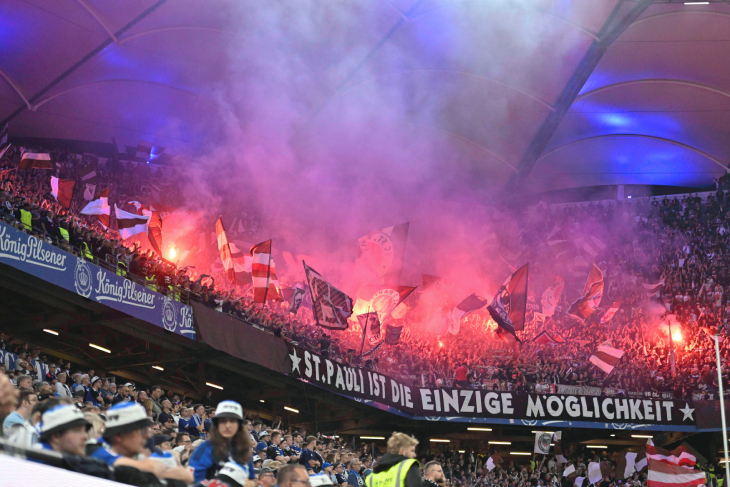 Фанаты Санкт-Паули перед началом второго тайма