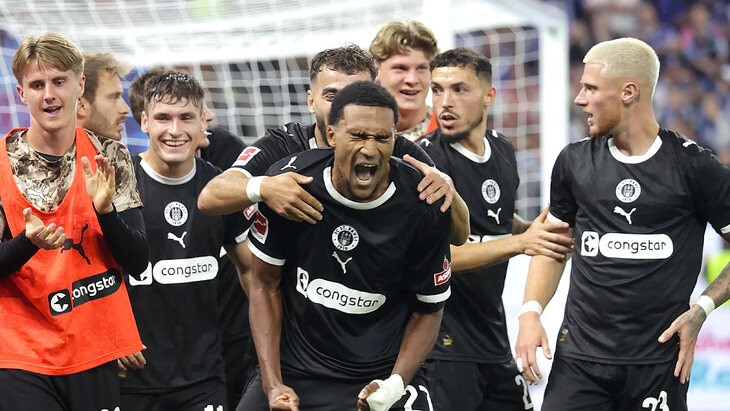 Андреас Унтонджи празднует гол