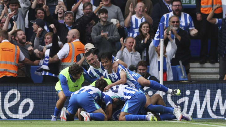 Игроки Брайтона празднуют победу