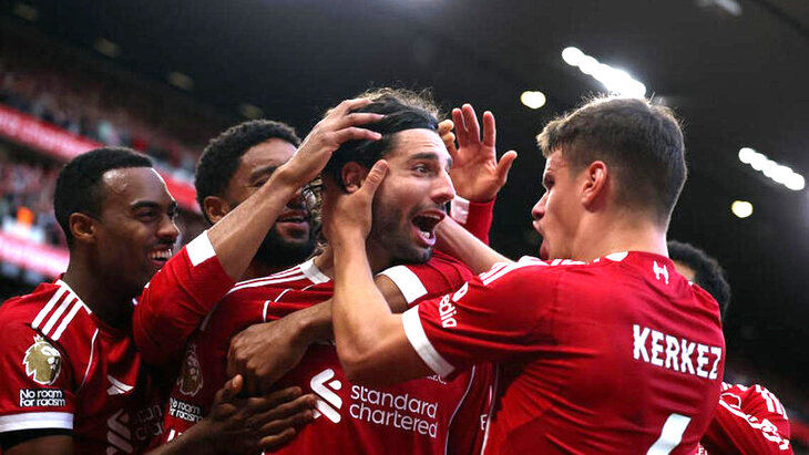 Доминик Собослаи празднует гол