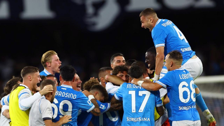 Игроки и тренерский штаб Наполи празднуют победу