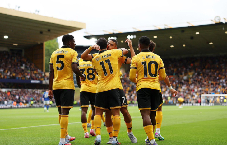 Игроки Вулверхэмптона празднуют гол