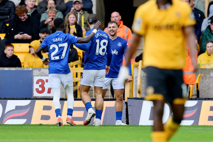 Дьюзбери-Холл празднует гол