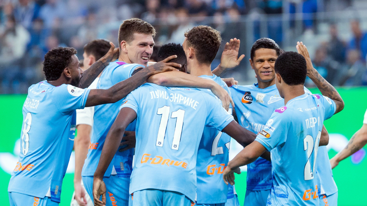 Игроки Зенита празднуют гол
