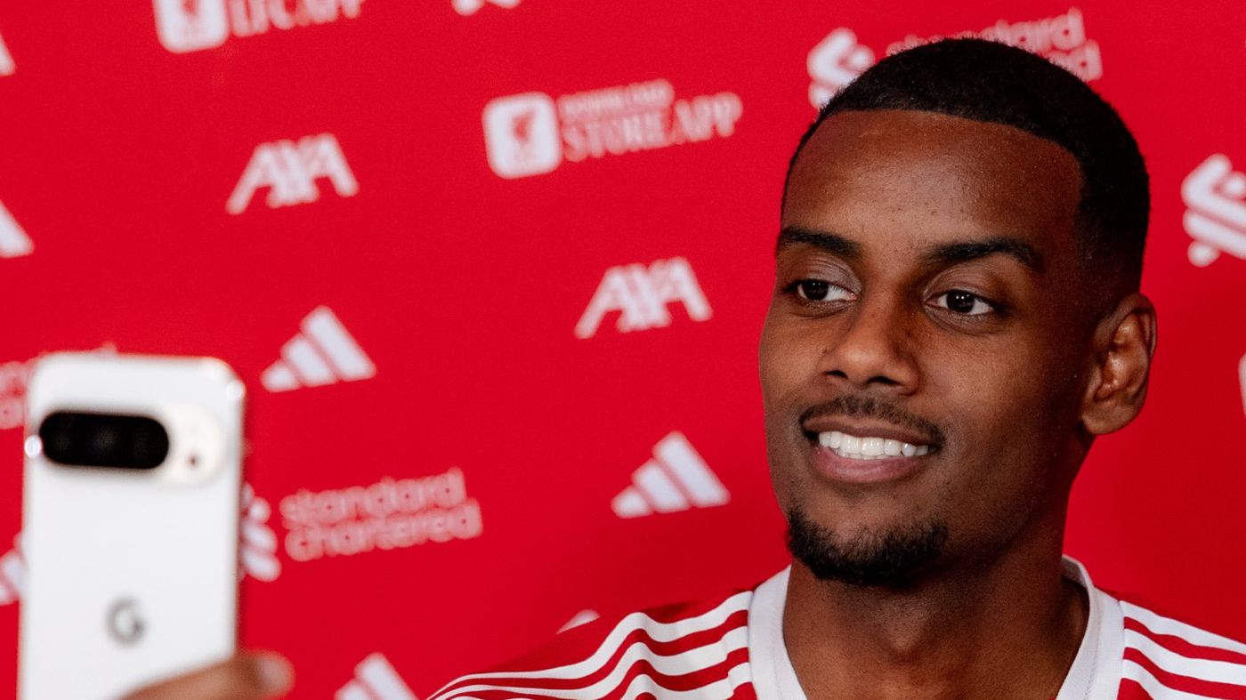 Александер Исак