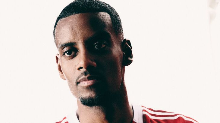 Александер Исак