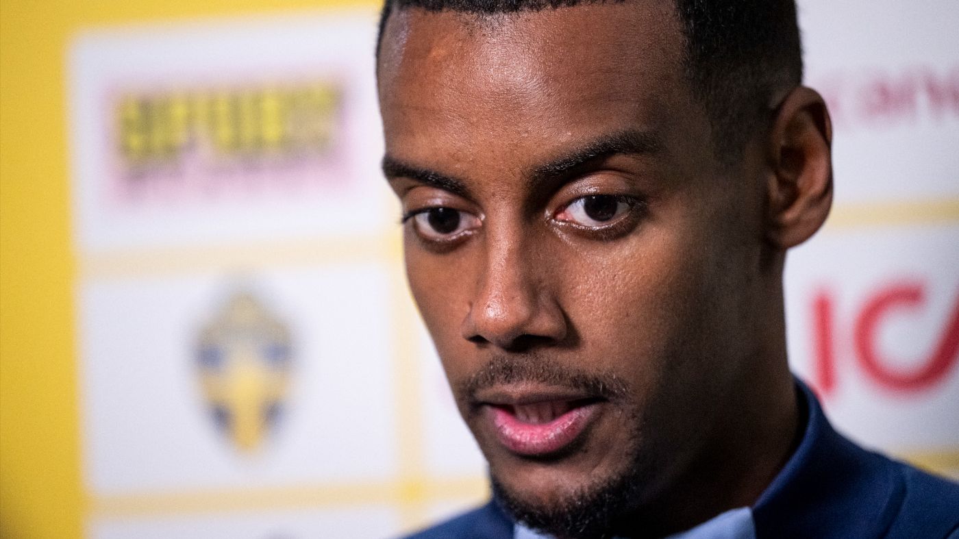 Александер Исак