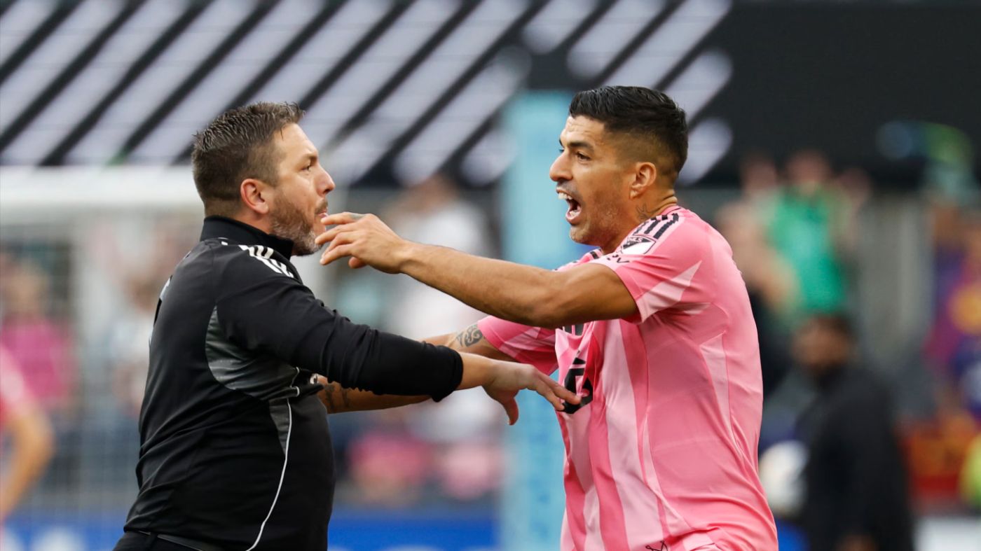 Луис Суарес против директора службы безопасности «Сиэтл Саундерс» Джина Рамиреса