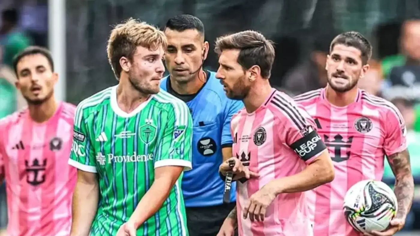 Лионель Месси в матче против «Сиэтла»