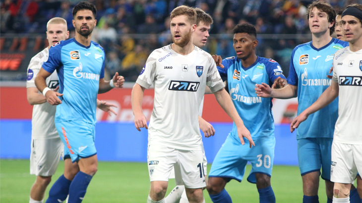 Александр Трошечкин (в центре)