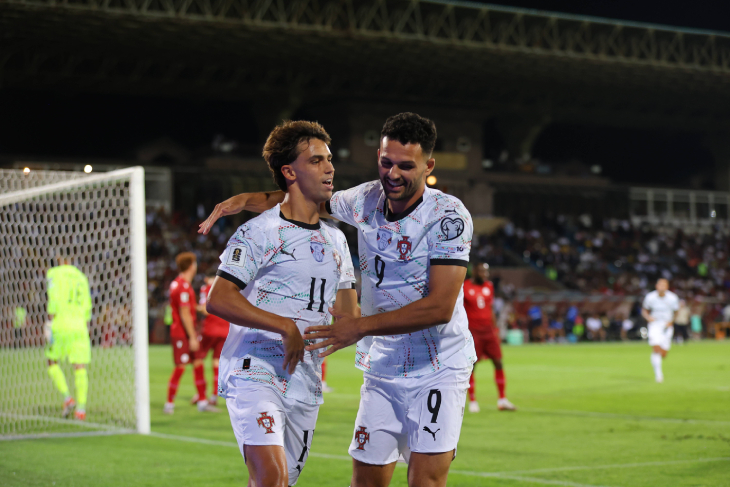 Жоау Феликс празднует гол