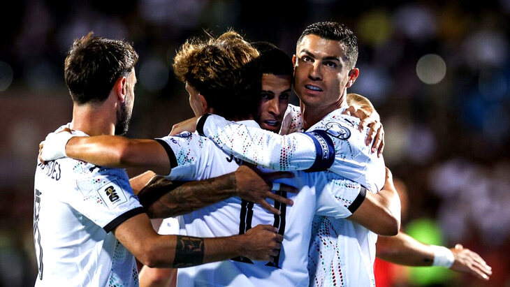 Португальцы празднуют гол