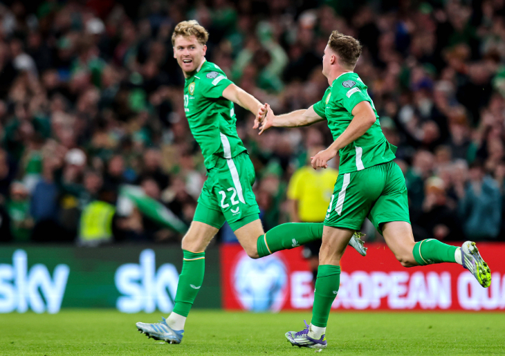 Ирландцы бегут к центральному кругу после гола