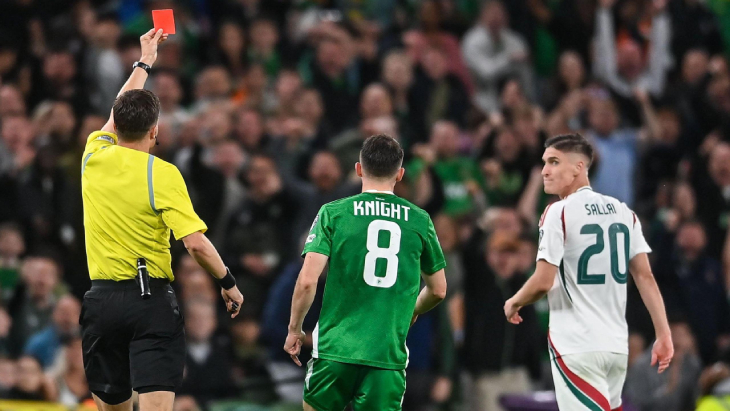 Шаллаи получает красную карточку