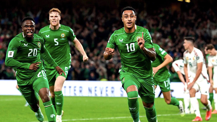 Игроки сборной Ирландии празднуют гол