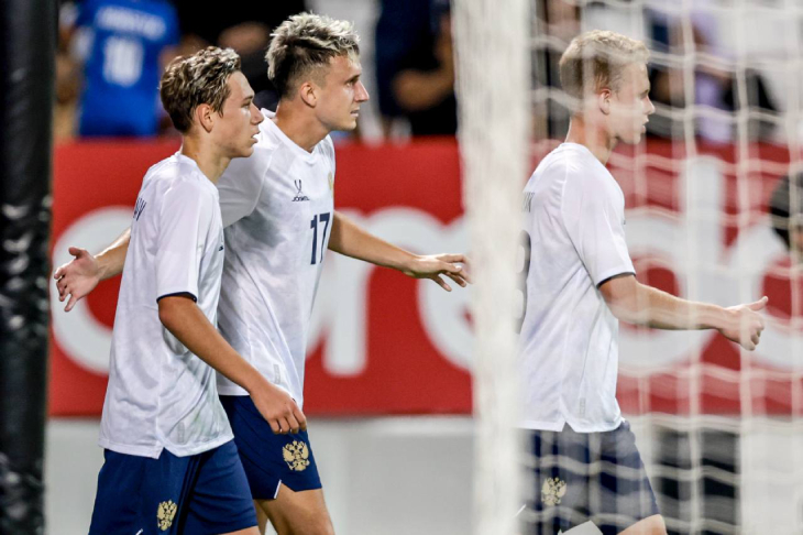 Александр Головин празднует гол