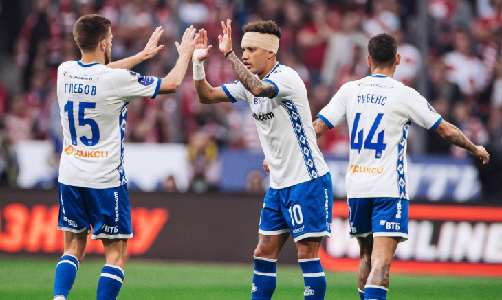 Бителло празднует гол